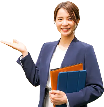 グラフを手で指し示す女性の写真